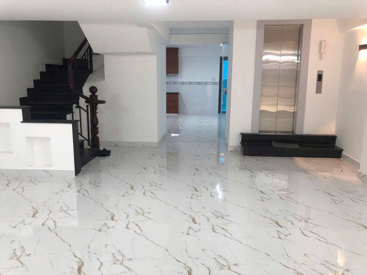 nhà R4-87 hưng phước 3 trang bị sẵn thang máy